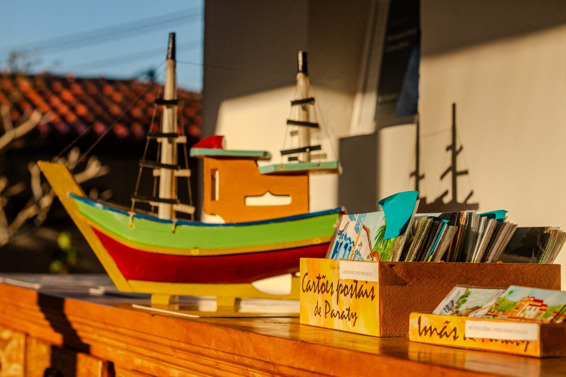 Cartões-postais e barquinhos de Paraty